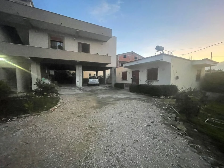 Tirane, jepet me qera 2+1 Kati 0, 120 m² 300 € 