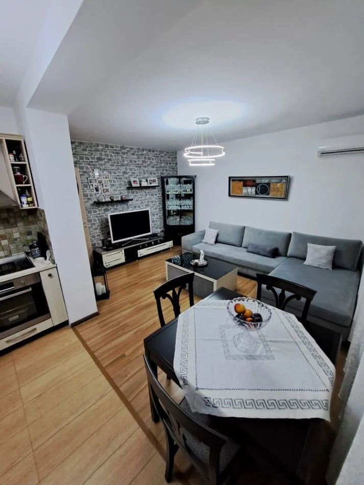 Tirane, jepet me qera apartament 3+1 Kati 4, 80 m² 900 € (Piramida)