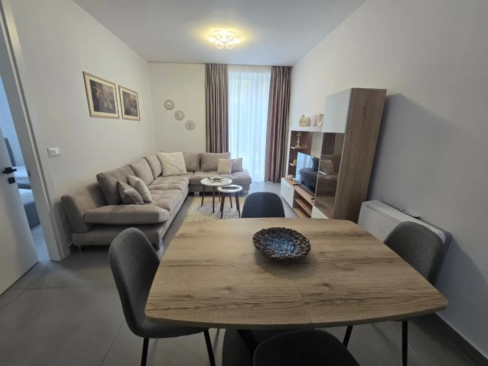Tirane, jepet me qera apartament 2+1 Kati 1, 100 m² 1.200 € (Liqeni i Thate)