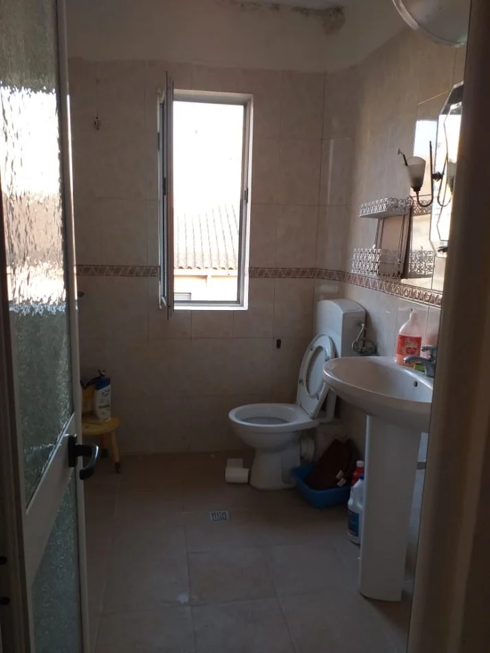 Tirane, jap me qera apartament 1+1+Ballkon Kati 5, 65 m² (Porcelan)