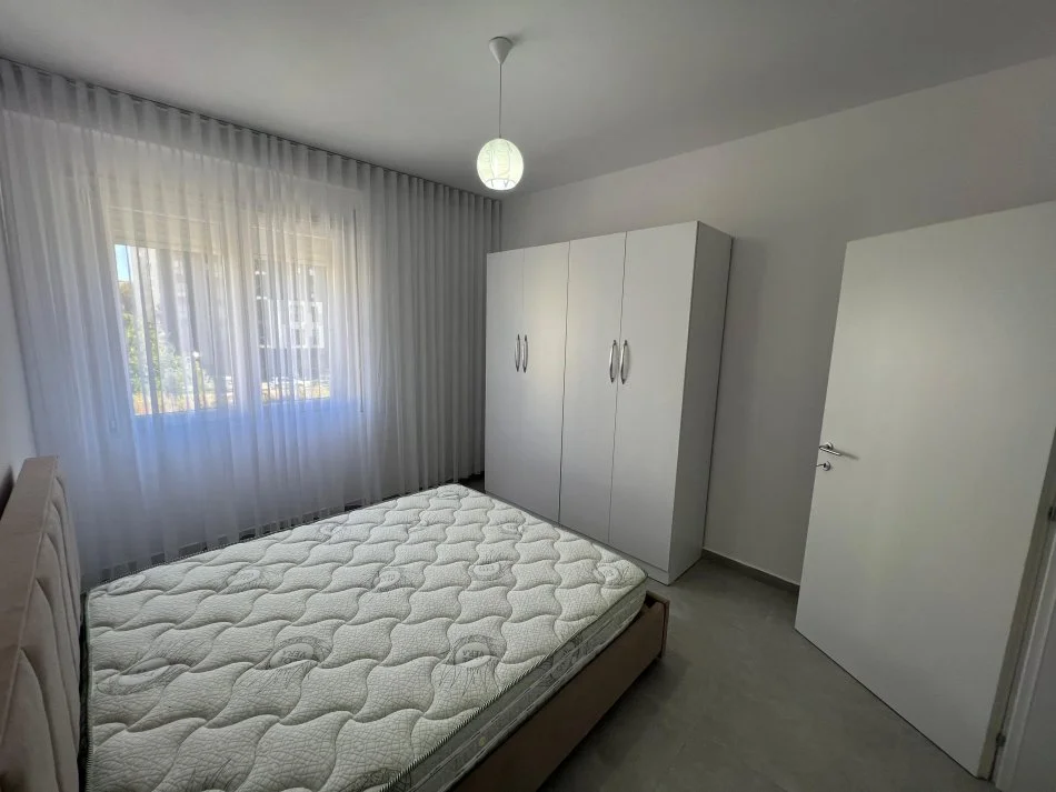 Tirane, jepet me qera apartament 2+1 Kati 1, 95 m² 600 € (Rruga 5 Maj)