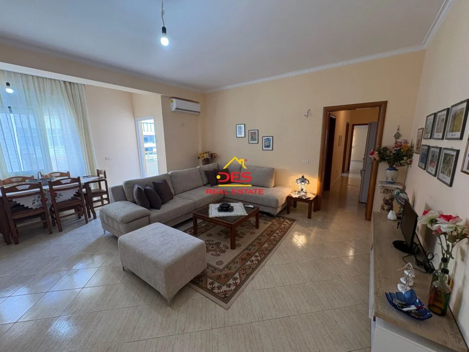 Vlore, jepet me qera apartament 2+1+Ballkon Kati 6, 100 m² 550 € (Rruga Murat Tërbaçi)