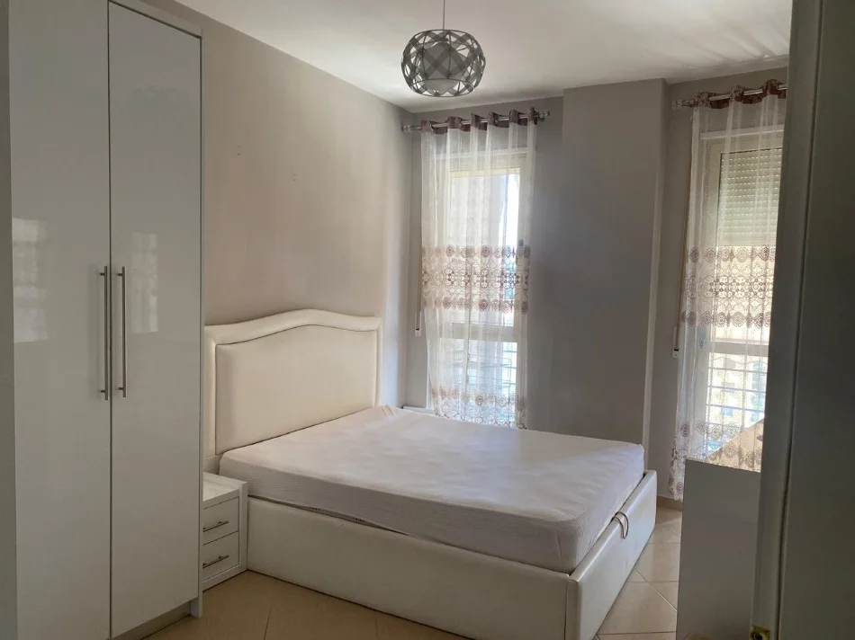 Tirane, jepet me qera apartament 1+1+Ballkon Kati 6, 74 m² 500 € (Rruga Don Bosco, Kompleksi Besa-R)