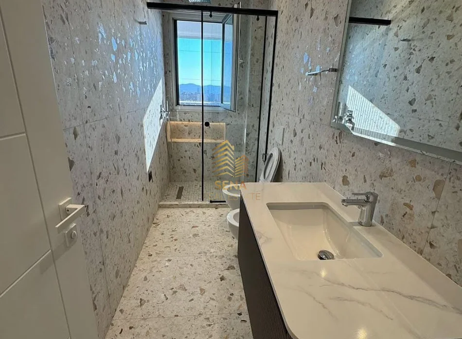 Tirane, jepet me qera apartament 1+1+Ballkon Kati 8, 70 m² 800 € (Porcelan)