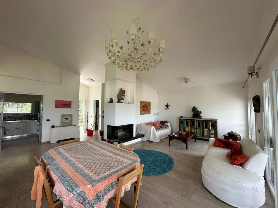 Tirane, shes Vile 3+1+Aneks+Ballkon , 475 m² (long Hill , TEG)