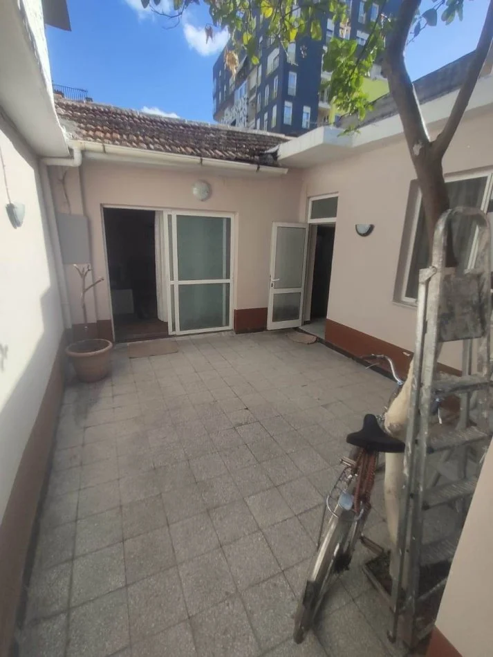 Tirane, jepet me qera shtepi 2+1 Kati 0, 120 m² 400 € 
