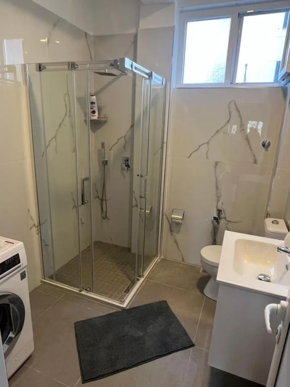 Tirane, jepet me qera apartament 2+1 Kati 3, 750 m² 750 € (rruga Muhamed Gjollesha)