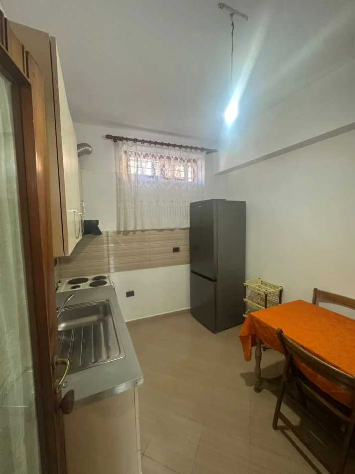 Tirane, jepet me qera apartament 2+1 Kati 1, 80 m² 450 € 