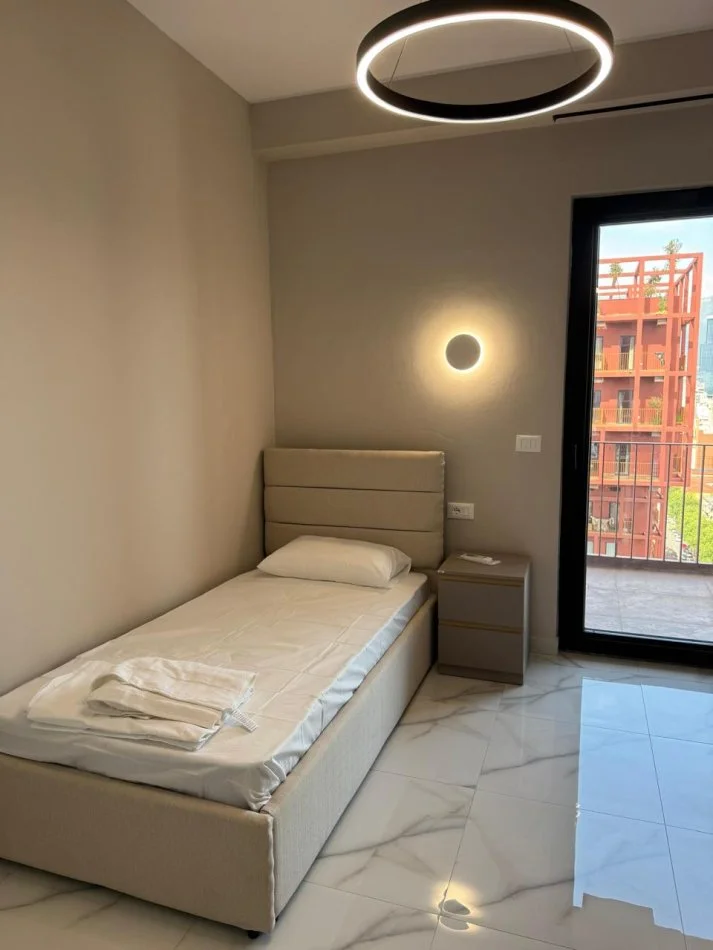 Tirane, jepet me qera apartament 3+1 Kati 15, 120 m² 1.900 € (Rruga Kavajes)