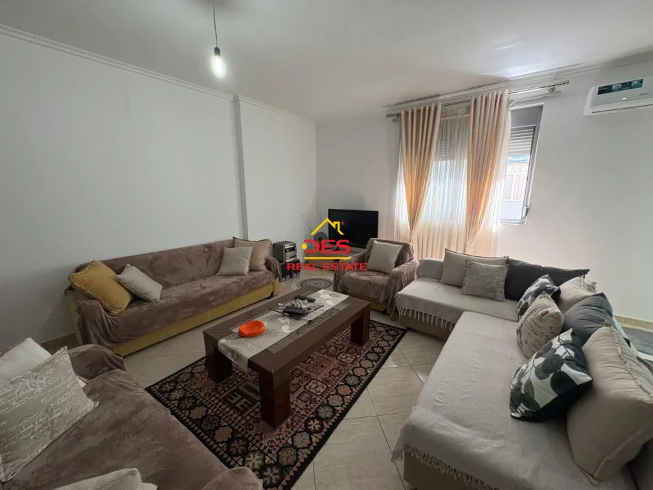 Vlore, jepet me qera apartament 2+1+Ballkon Kati 2, 120 m² 400 € (Rruga Osman Haxhiu)