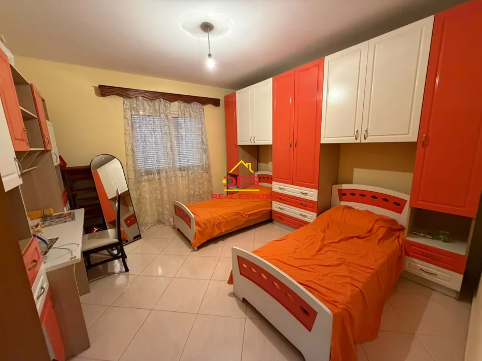 Vlore, jepet me qera apartament 2+1+Ballkon Kati 4, 110 m² 450 € (Rruga Lef Sallata)