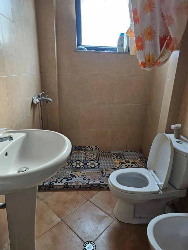 Tirane, shitet apartament 1+1+Ballkon Kati 4, 48 m² 105.000 € (Rruga e Kavajes prane pasticeri Nela ,Rruga Vace Zela , prane Globe)