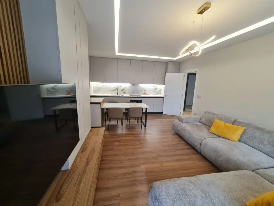 Tirane, jepet me qera apartament 1+1+Ballkon Kati 4, 82 m² 1.000 € (Pazari i Ri)