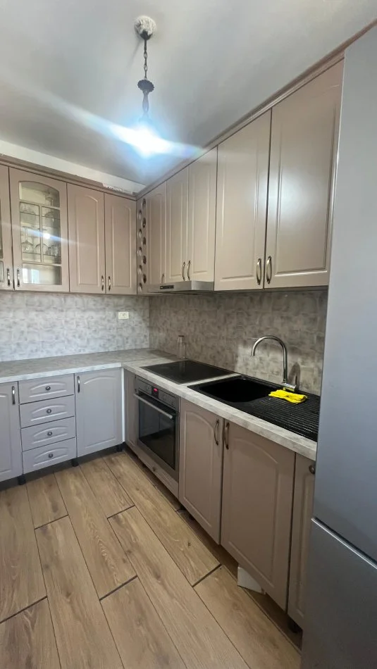 Tirane, jepet me qera apartament 2+1+Aneks+Ballkon Kati 6, 110 m² 600 € (Perballe me Delijorgjin)