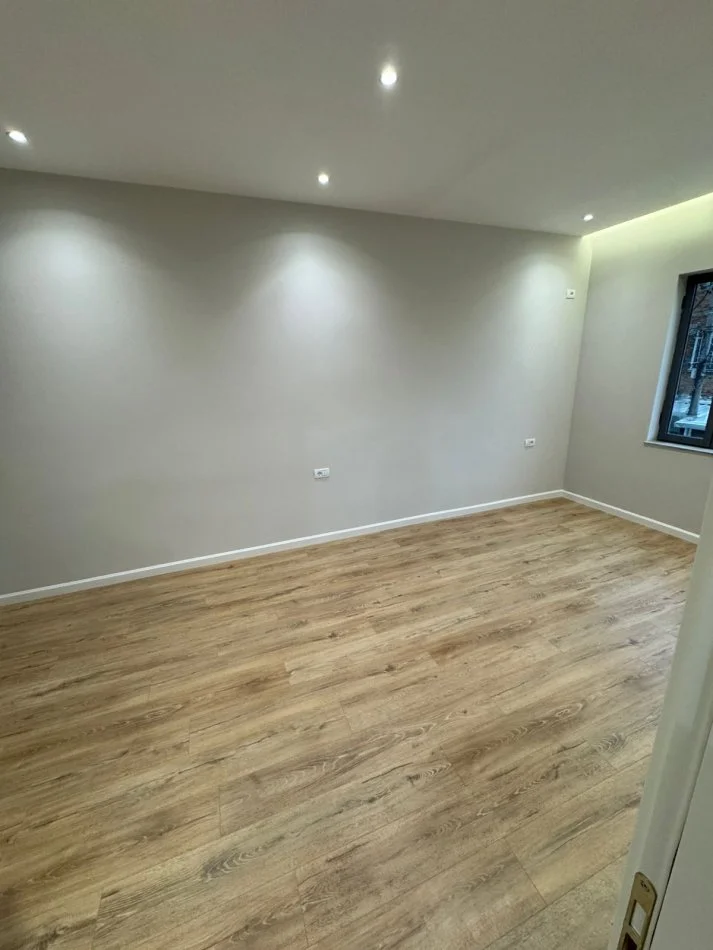 Tirane, jepet me qera apartament 3+1+Ballkon Kati 2, 120 m² 500 € (Laprake)