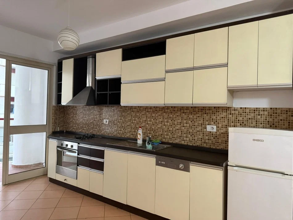 Tirane, jepet me qera apartament 1+1+Ballkon Kati 4, 65 m² 500 € (Prane Kopshtit Zoologjik)