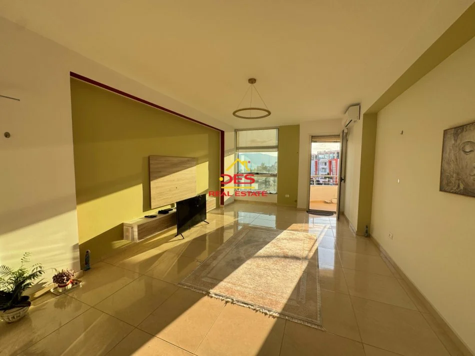 Vlore, jepet me qera apartament 2+1+Ballkon Kati 5, 120 m² 800 € (Rruga Çamëria)