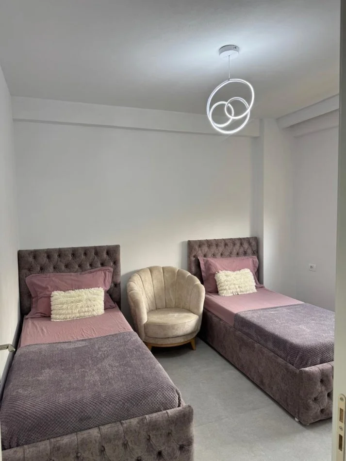 Tirane, jepet me qera apartament 2+1+Ballkon Kati 2, 74 m² 500 € (Shkoze)