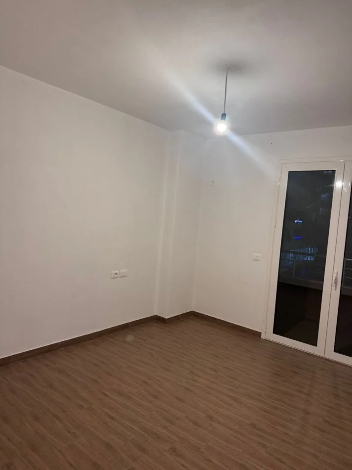 Tirane, jepet me qera apartament 2+1+Ballkon Kati 3, 95 m² 330 € (rruga Sabri Preveza)