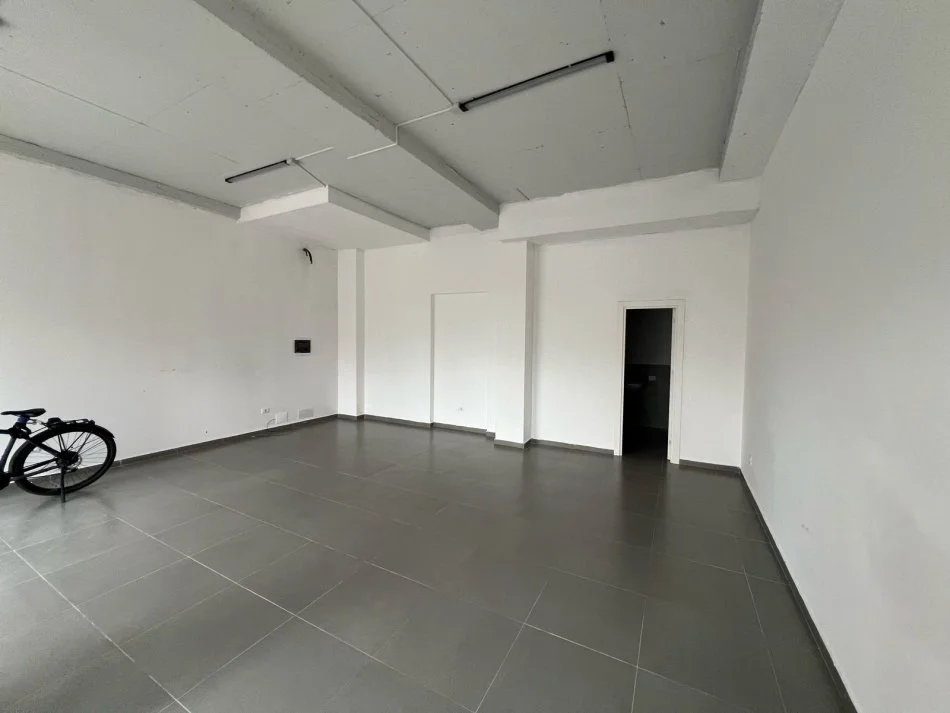 Tirane, jepet me qera ambjent biznesi Kati 0, 65 m² 600 € (Xhamllik)