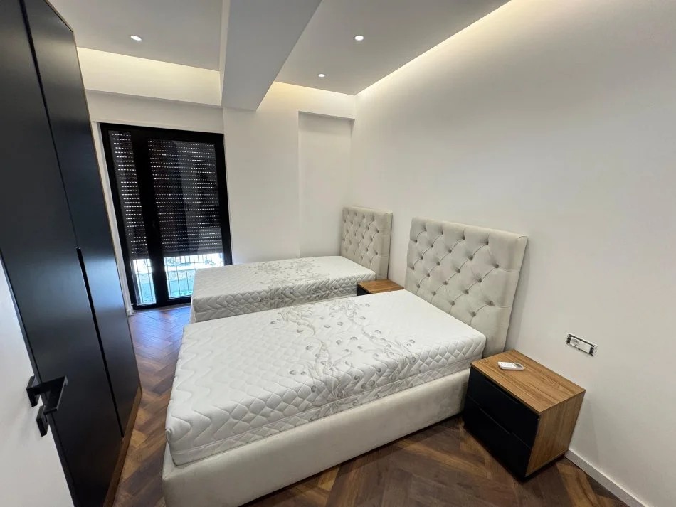 Tirane, jepet me qera apartament 2+1 Kati 1, 110 m² 1.000 € (Kodra e diellit)