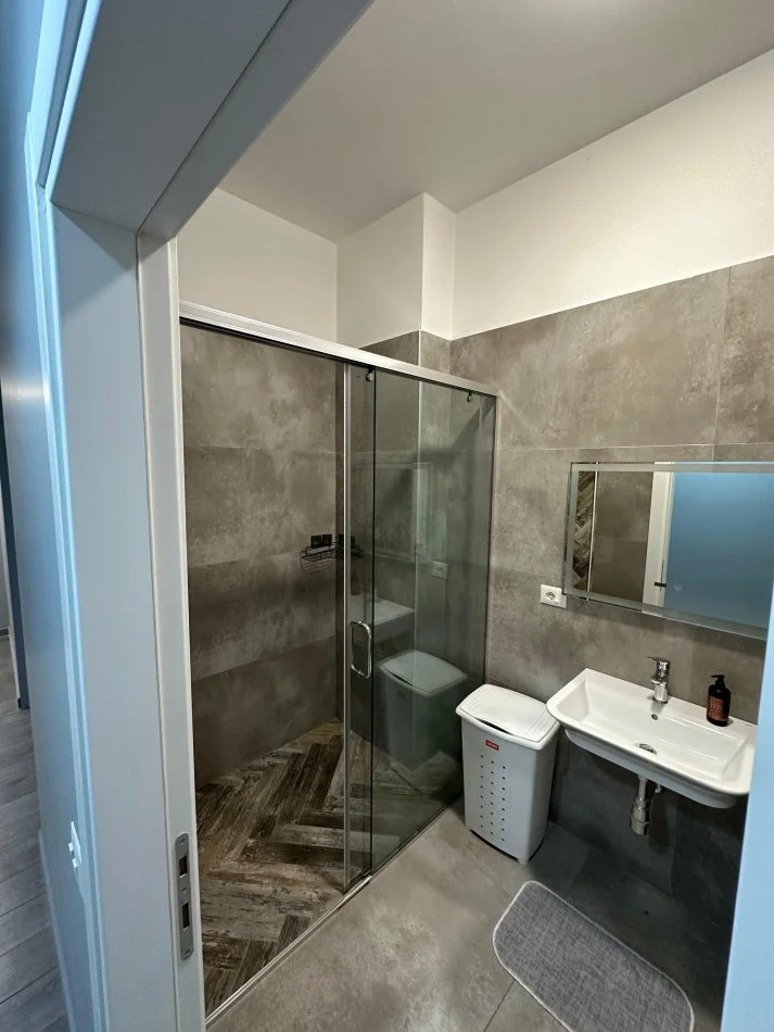 Tirane, jepet me qera apartament 3+1 Kati 5, 120 m² 1.200 € (SQUARE 21)