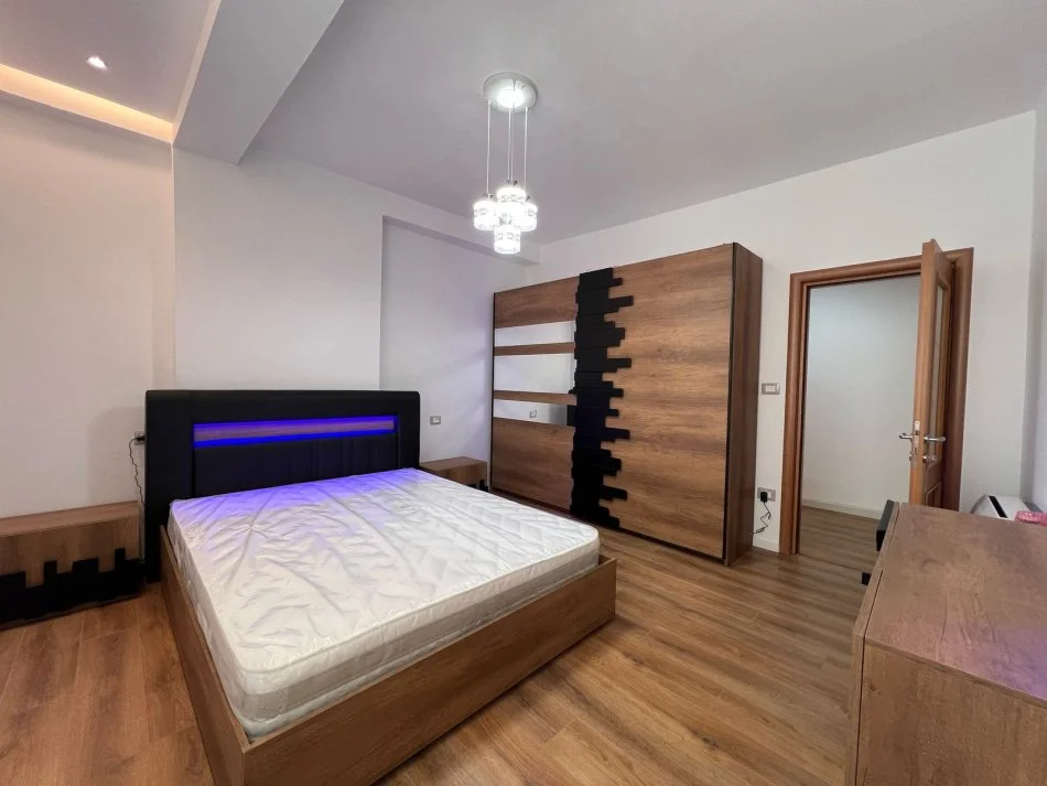 Tirane, jepet me qera apartament 2+1+Ballkon Kati 4, 100 m² 700 € (Isuf Elezi)