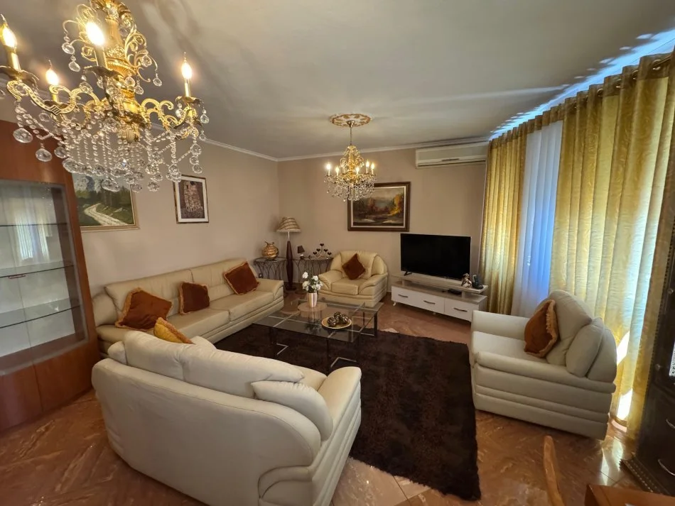 Tirane, jepet me qera apartament 2+1+Ballkon Kati 4, 140 m² 700 € 