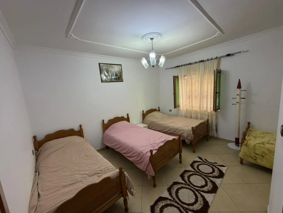 Tirane, jepet me qera shtepi 2+1+parkim Kati 1, 140 m² 480 € (5 Maji , Shkolla Kico Blushi)