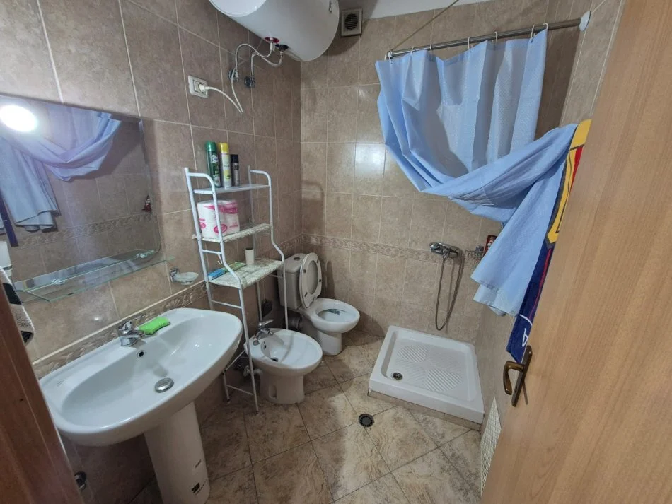 Tirane, jepet me qera apartament 2+1+Ballkon Kati 4, 130 m² 700 € (21 Djetori)