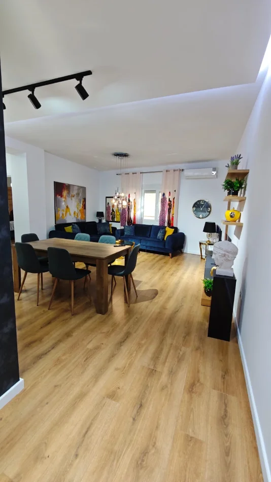 Tirane, jepet me qera , (Komuna e parisit)