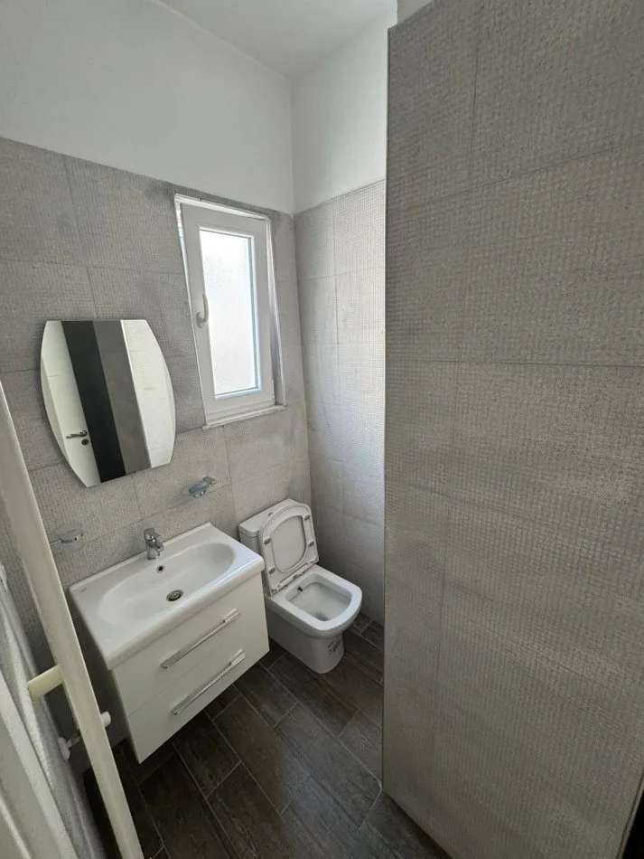Tirane, jepet me qera apartament 2+1+2 Ballkone Kati 2, prane spitalit Nene Tereza