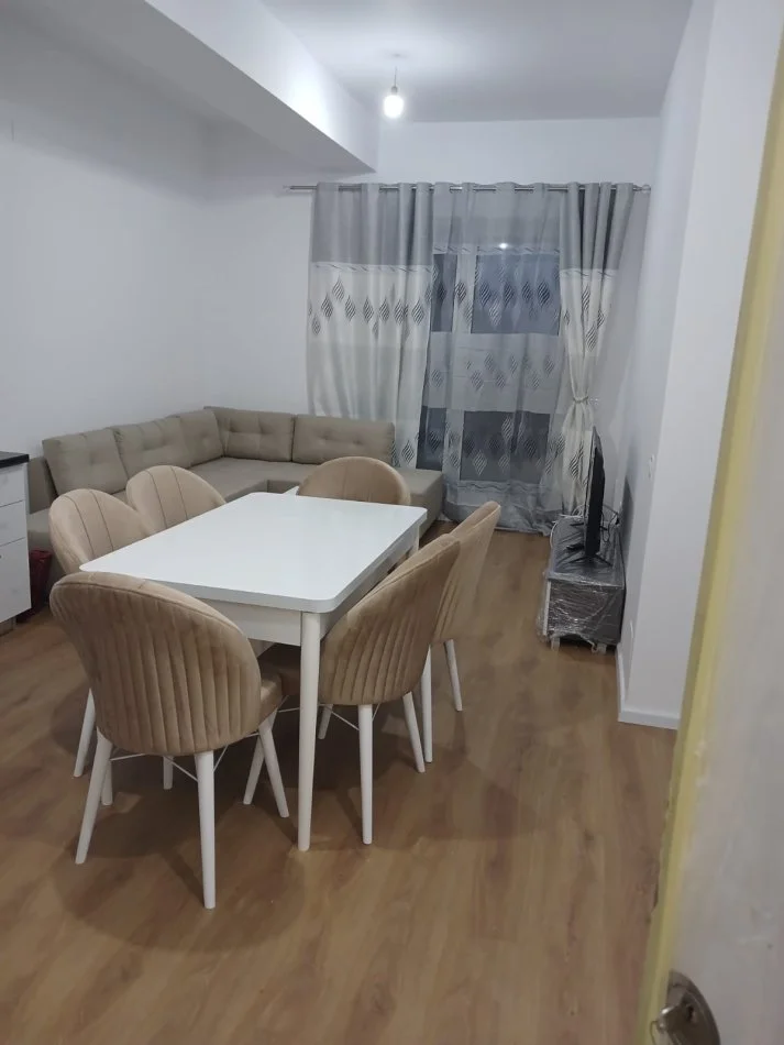 Tirane, jepet me qera apartament 2+1+Ballkon Kati 6, 75 m² 500 € (Ali Demi)