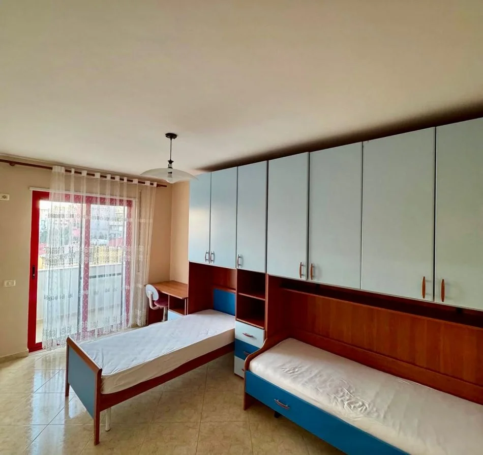 Durres, jepet me qera apartament 2+1+Ballkon Kati 5, 110 m² 350 € (Gjykata Durres)