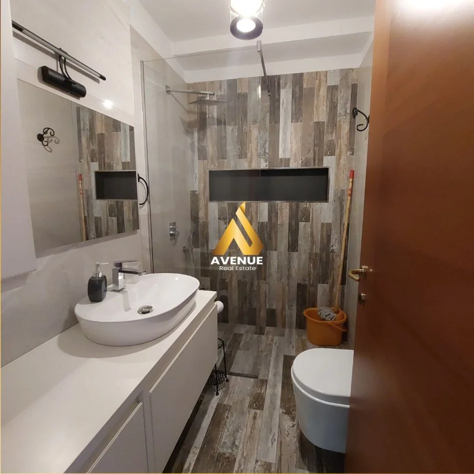 Tirane, jepet me qera apartament 3+1+Aneks+Ballkon Kati 7, 157 m² 1.100 € (Rruga Myslym Shyri)