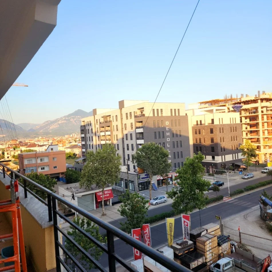 Tirane, jap me qera apartament 1+1+Ballkon Kati 4, 95 m² 250 € (Bulevardi Blu - Prane Bau Market)