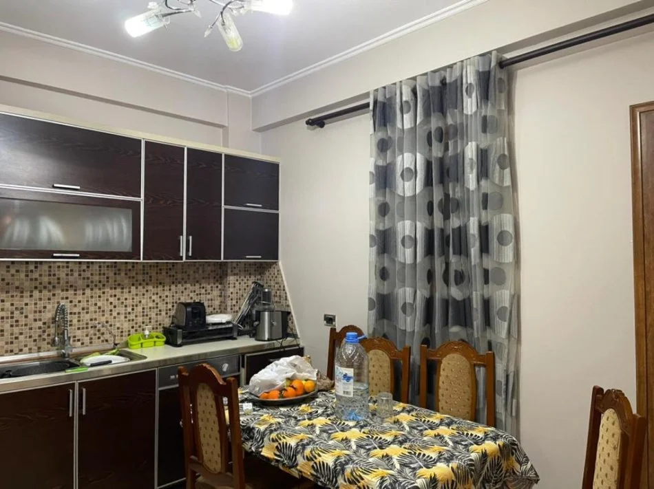 Tirane, jepet me qera apartament 3+1 , 550 € (prane fabrikes te mielleit)