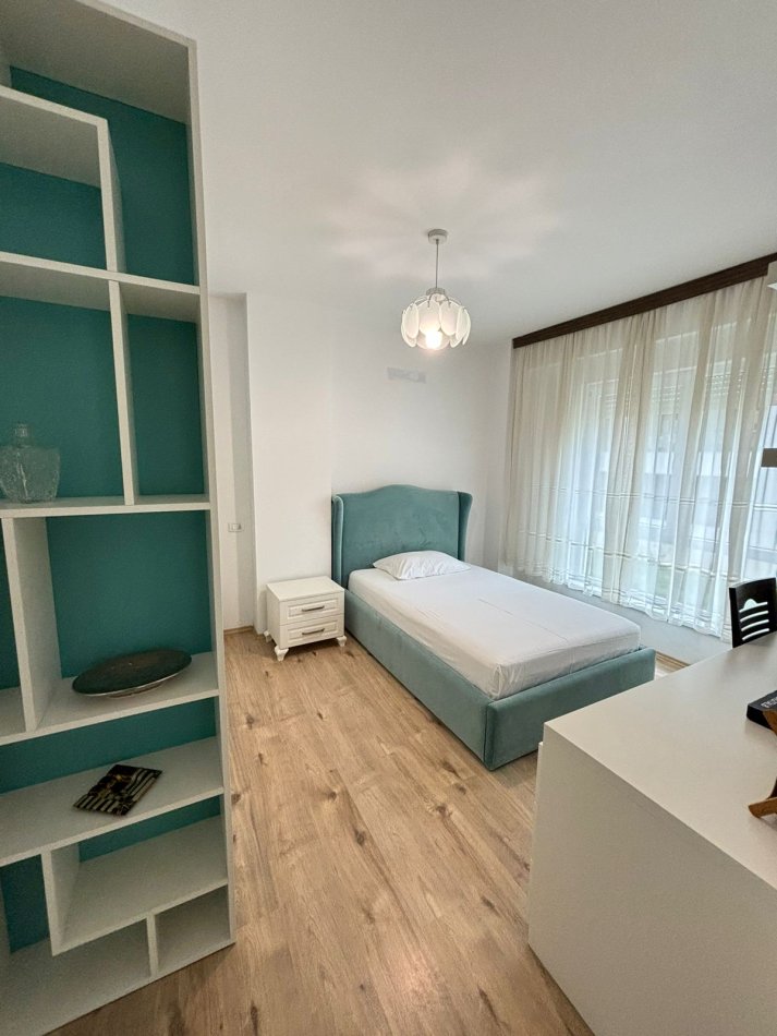 Jepet me qera Apartamenti 2+1+2 600 euro, 21 Dhjetori kompleksi Kontakt.
