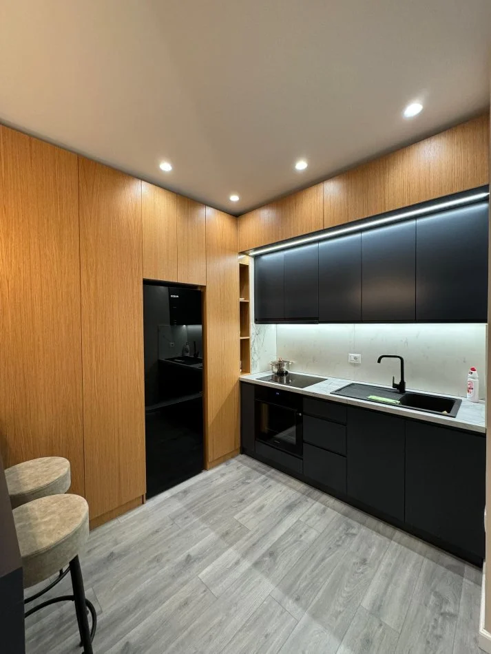 Tirane, jepet me qera apartament 1+1+Ballkon Kati 4, 65 m² 900 € (Rruga kosovarve)