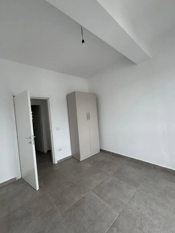Tirane, jepet me qera apartament 2+1+Ballkon Kati 6, 90 m² 430 € (rruga 5 maj , pallatet e bashkise)