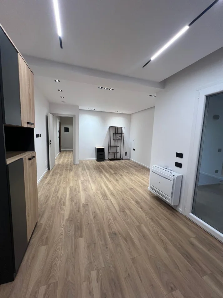 Tirane, jepet me qera zyre Kati 4, 100 m² 900 € (liqeni i thate)