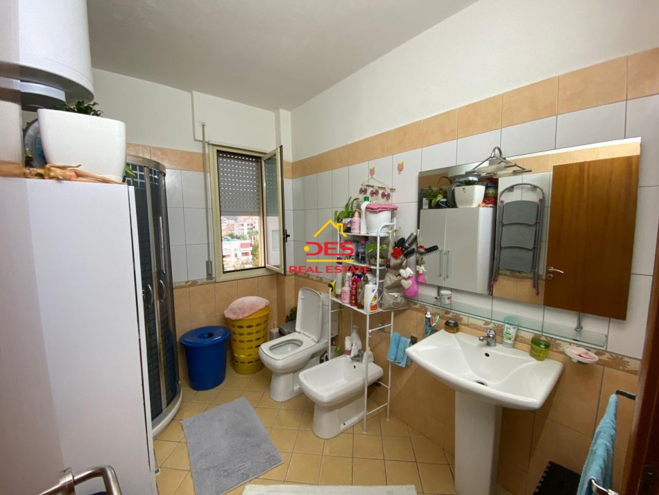 Vlore, jepet me qera apartament 3+1+Ballkon Kati 7, 153 m² 600 € (Rruga Sadik Zotaj)