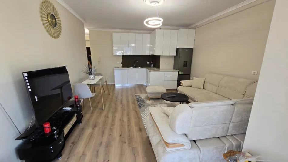 Tirane, jepet me qera apartament 1+1 , 68 m² 800 € (Stacioni i Trenit)