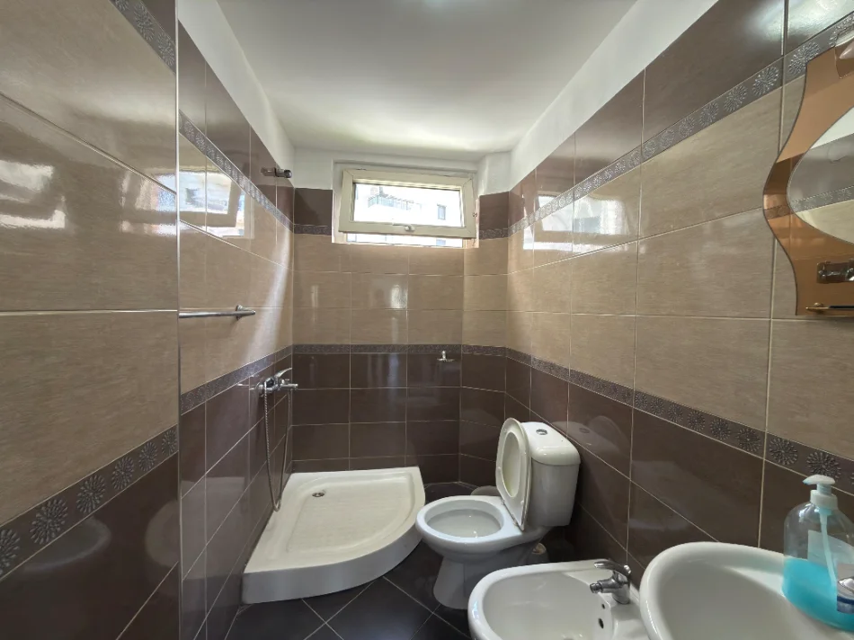 Tirane, jepet me qera apartament 2+1+Ballkon Kati 4, 65 m² 450 € (Bulevardi Zogu i Parë)