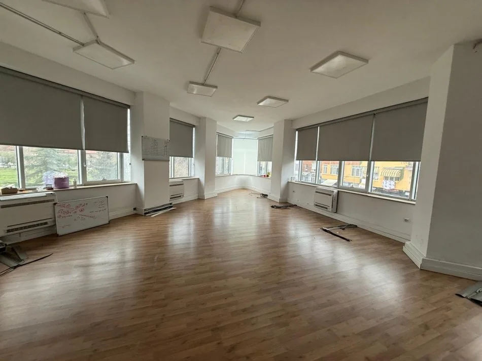 Tirane, jepet me qera ambjent biznesi Kati 1, 203 m² 3.500 € (Stadiumi Dinamo)