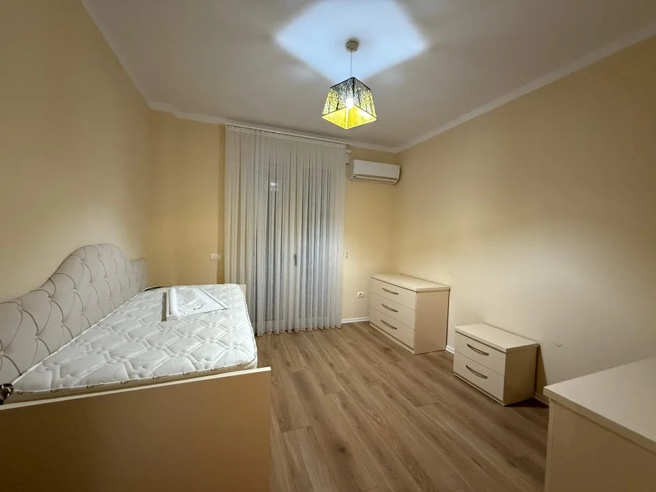 Tirane, jepet me qera apartament 3+1+Ballkon Kati 2, 192 m² 1.200 € (RRUGA BLLOKU I VILAVE)