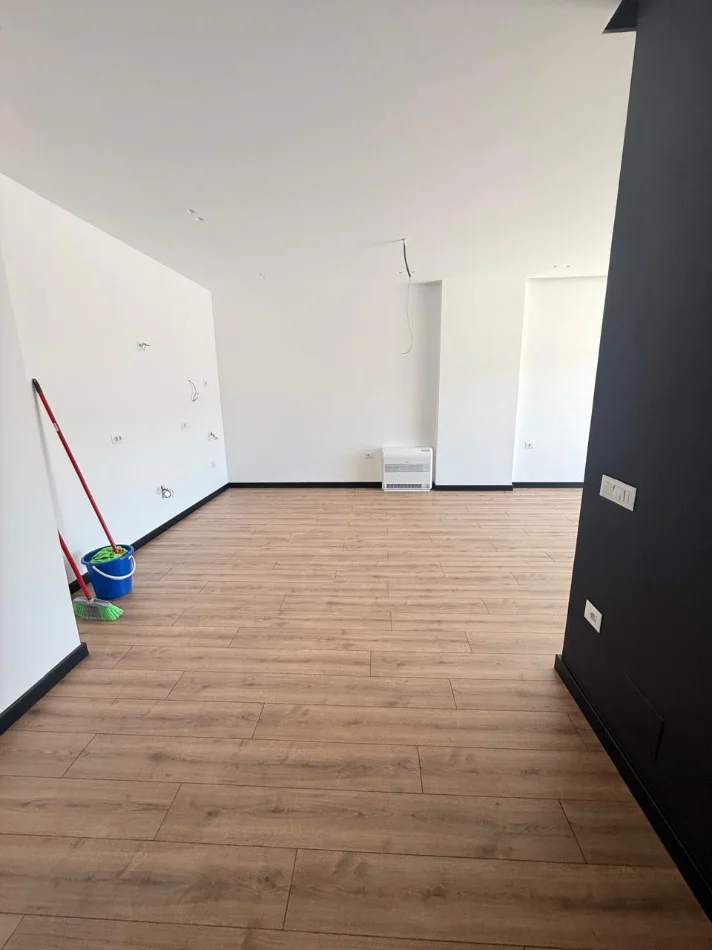 Tirane, jepet me qera zyre Kati 3, 75 m² 650 € (Kika 2)
