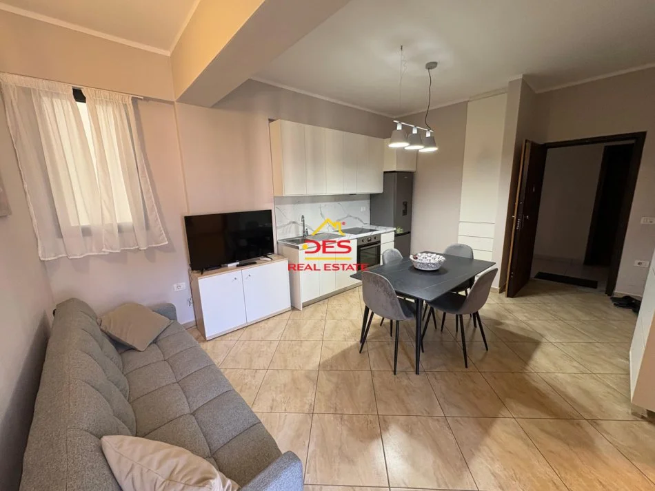 Vlore, jepet me qera apartament 2+1+Ballkon Kati 5, 90 m² 400 € (Rruga Gjergj Arianiti)