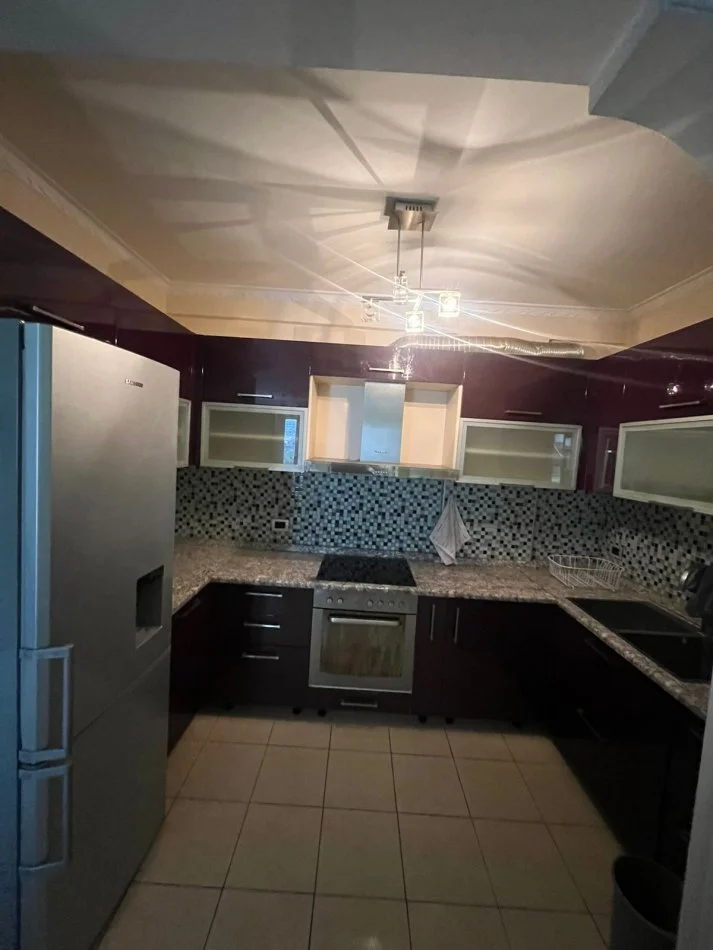 Tirane, jepet me qera apartament 2+1+Ballkon Kati 2, 100 m² 400 € (YZBERISHT)