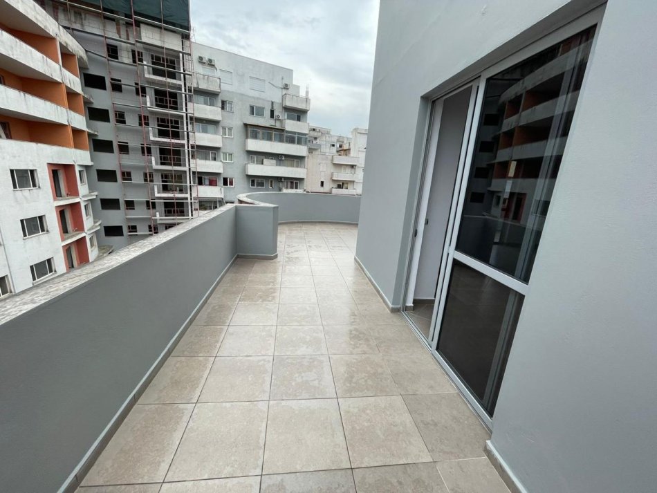Tirane, shitet apartament 1+1 Kati 7, 123 m² 120.000 € (Pallatet e Verdha)